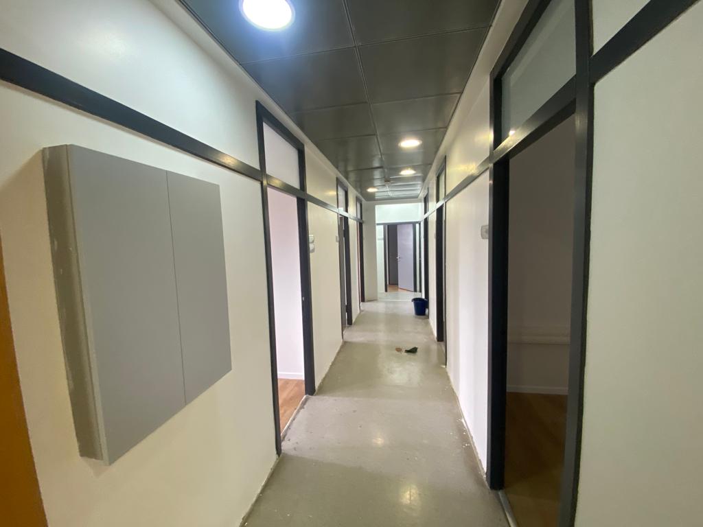 משרד גדול מחולק היטב להשכרה בבניין משרדים יפה בתלפיות