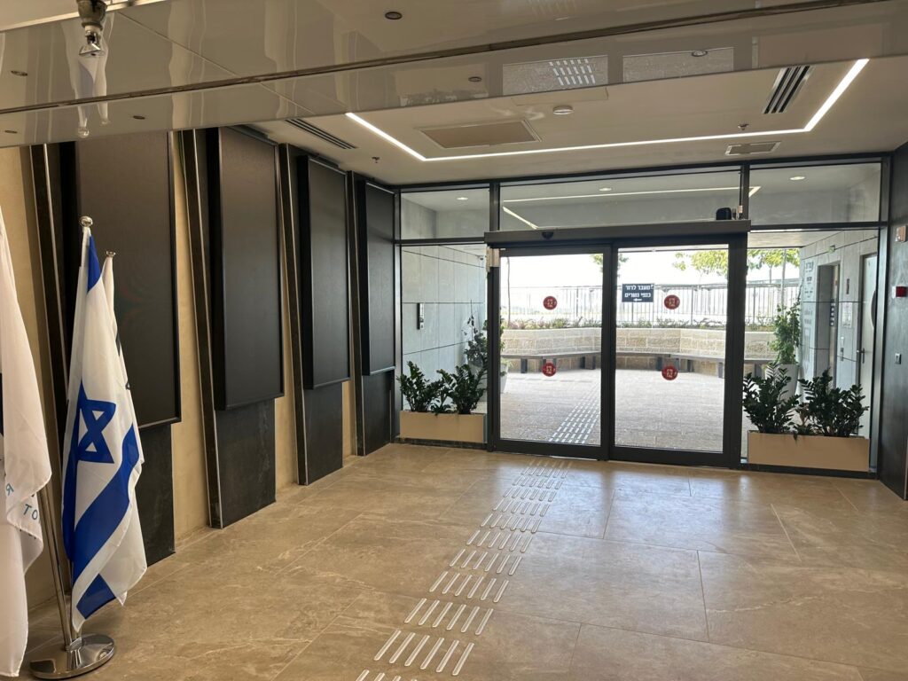 כניסה למשרדים להשכרה במגדל רם בירושלים