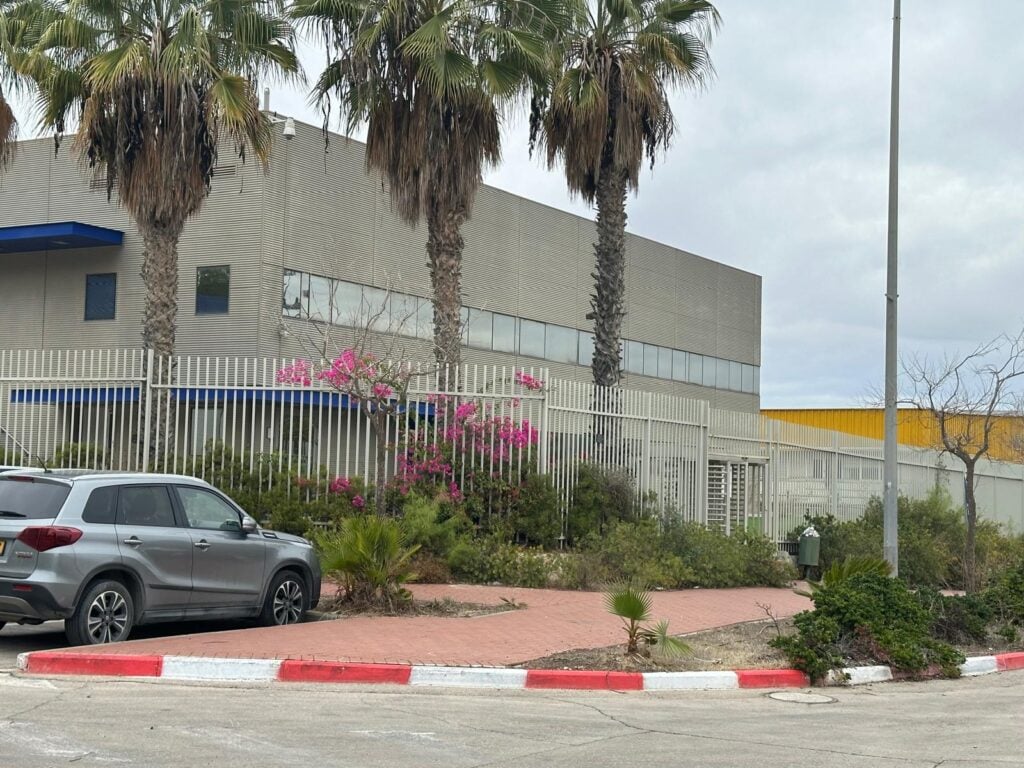 מבנה תעשיה עצמאי להכשרה או מכירה באזור התעשיה ברוש