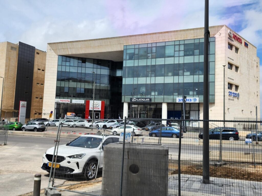 משרדים להשכרה בבית טויוטה בירושלים שטחים בנויים ומרוהטים