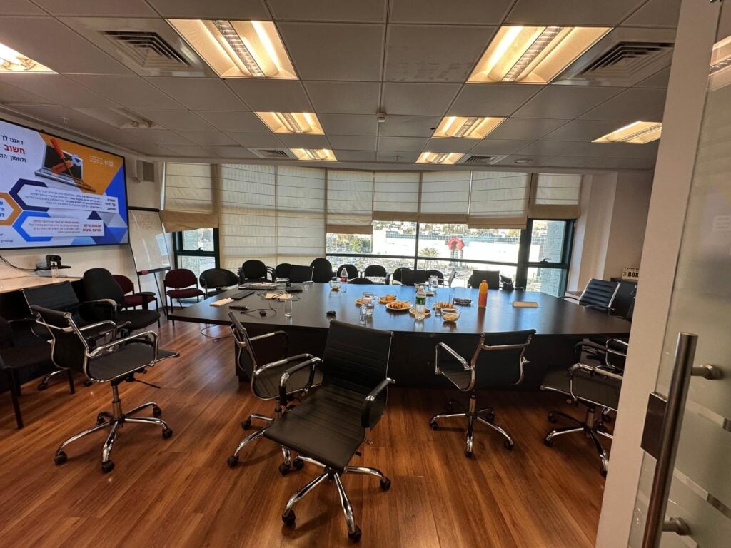משרדים מדהימים להשכרה במלחה במגדל בקומה גובהה