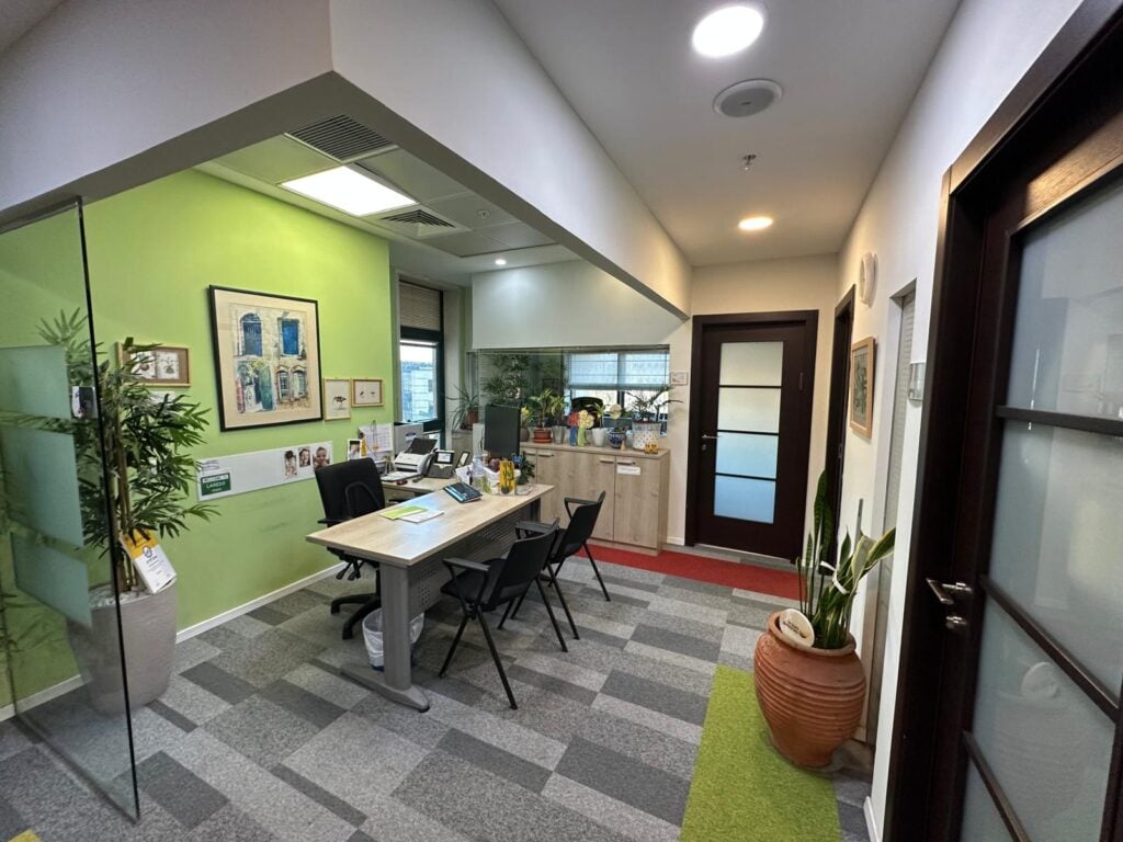 משרדים מדהימים להשכרה במלחה במגדל בקומה גובהה