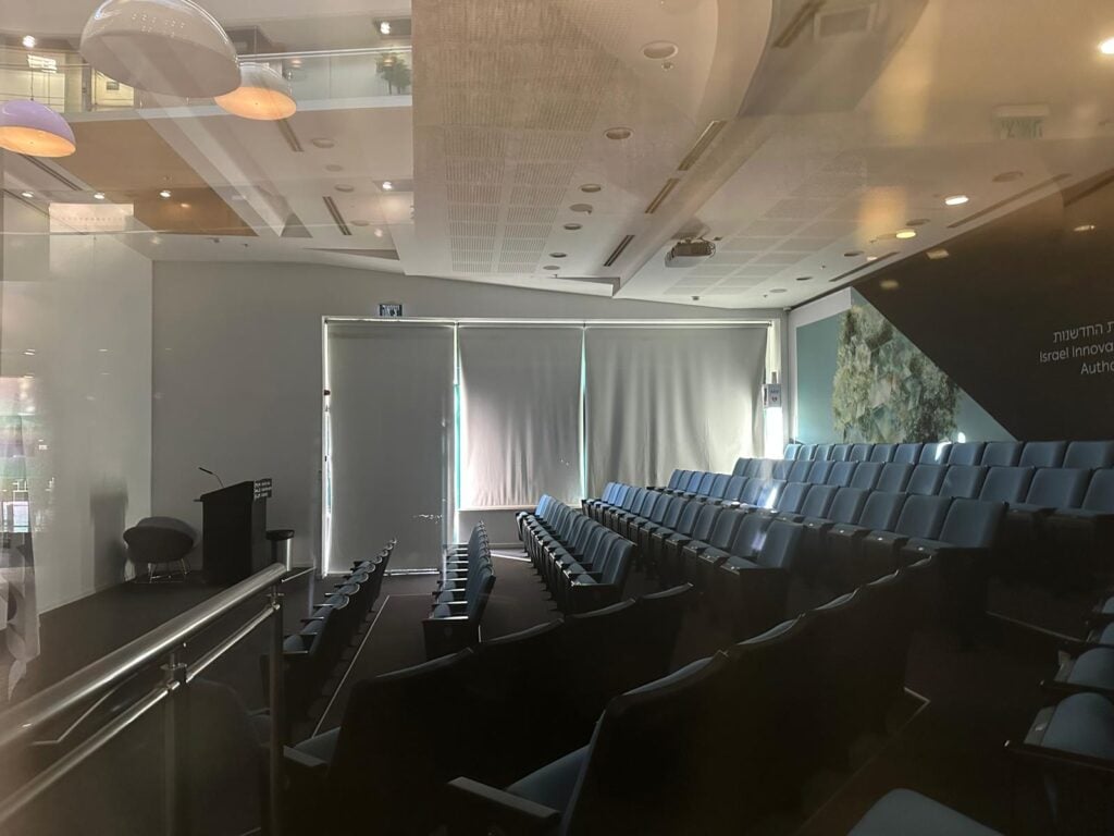 משרדים מדהימים להשכרה במלחה במגדל בקומה גובהה