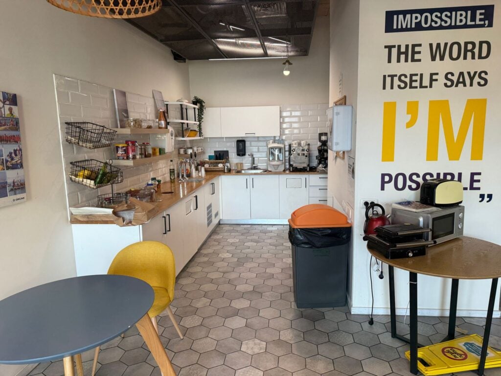 מטבחון במשרדים יוקרתיים להשכרה בירושלים במיקום מצוין קומה גבוהה