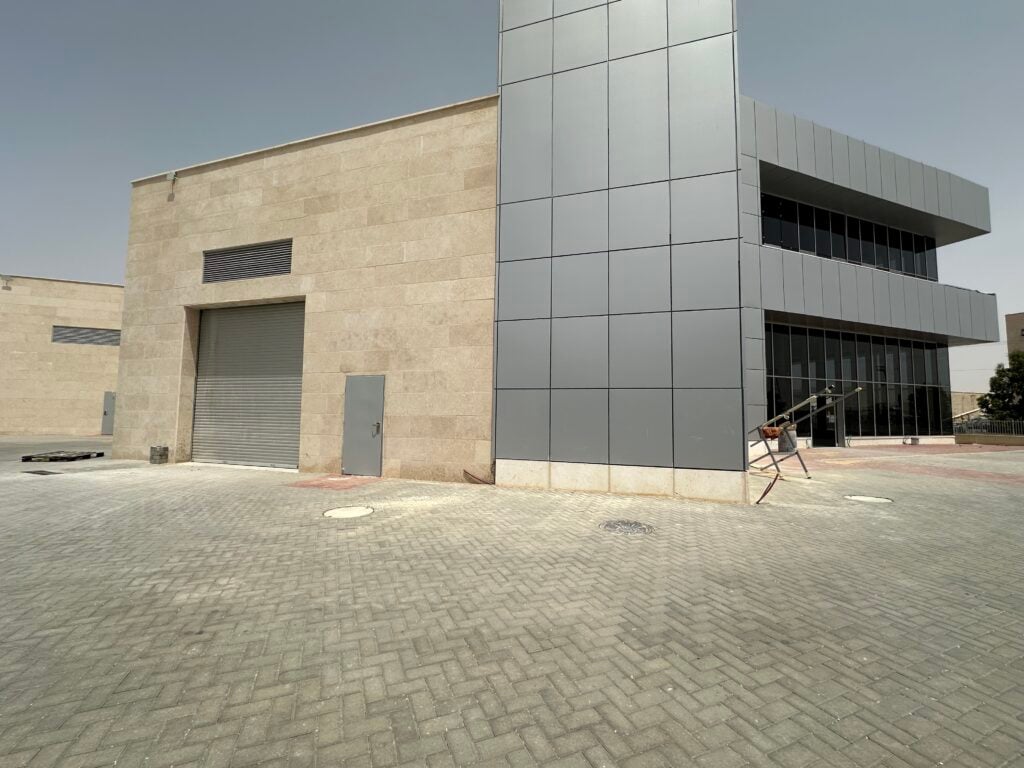 מחסן לוגיסטי להשכרה במישור אדומים